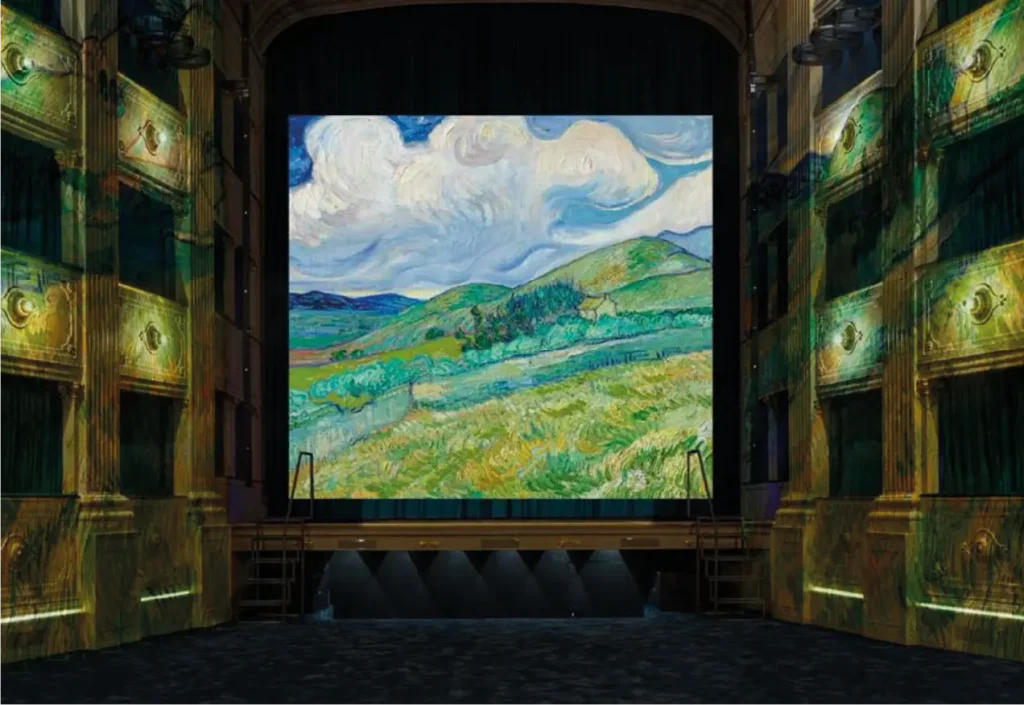 Palcoscenico del Teatro Nazionale di Firenze con maxischermo LED e videomapping immersivo a 360 gradi rappresentante un paesaggio