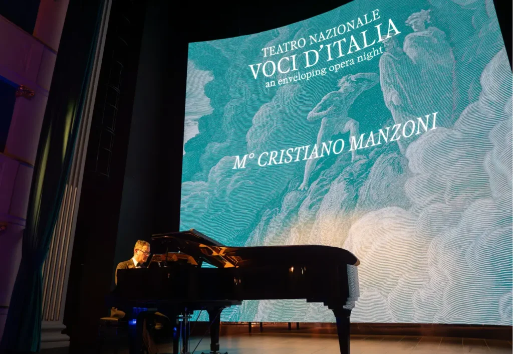 Il Maestro Cristiano Manzoni al pianoforte che si esibisce durante lo spettacolo Voci d'Italia al Teatro Nazionale di Firenze
