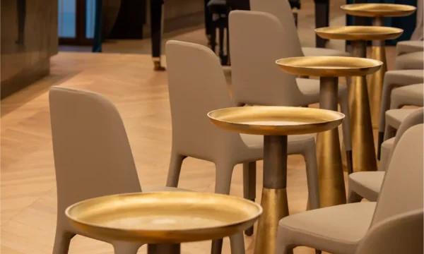 Dettagli arredo e tavolini del Jazz Bar al Teatro Nazionale di Firenze Dettaglio dei tavolini nel jazz bar del Teatro Nazionale di Firenze